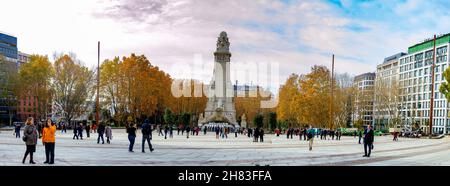 Panoramica della nuova e rinnovata Plaza de España a Madrid, in Spagna. Europa. Fotografia. Foto Stock