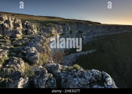 Marciapiede calcareo con intemperie sulla cima di Malham Cove, una popolare attrazione turistica nel parco nazionale Yorkshire Dales Foto Stock