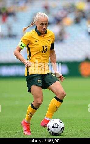 Sydney Olympic Park, Australia. 27 novembre 2021. Tameka Yallop of Australia squadra nazionale di calcio femminile in azione durante la partita amichevole tra la squadra nazionale di calcio femminile australiana (Matildas) e la squadra nazionale di calcio femminile degli Stati Uniti (le stelle e le strisce) allo Stadio Australia.Final Score; Australia 0:3 Stati Uniti. Credit: SOPA Images Limited/Alamy Live News Foto Stock