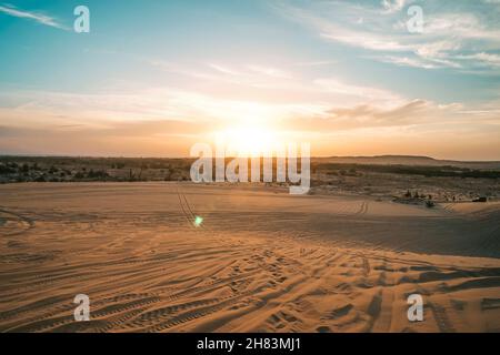 Splendido paesaggio del deserto asiatico dall'aria. Alba sulle dune di sabbia di MUI ne Vietnam. Tramonto oltre l'orizzonte Foto Stock