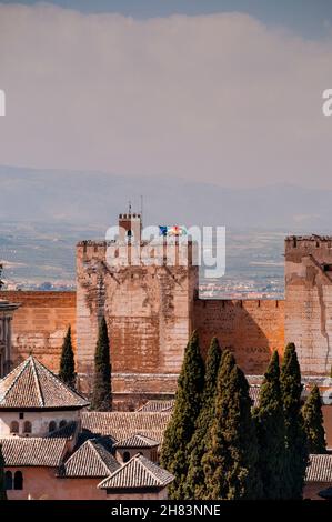 Torre De la Vela a la Alhambra a Granada, Spagna e bandiere dell'Unione europea, della Spagna, di Granada e dell'Andalusia. Foto Stock