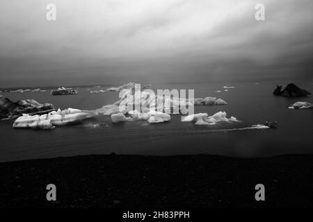 Iceberg di Jokulsarlon laguna, al di sotto del ghiacciaio Breidamerkurjokull, Sudhurland, Islanda. Foto Stock