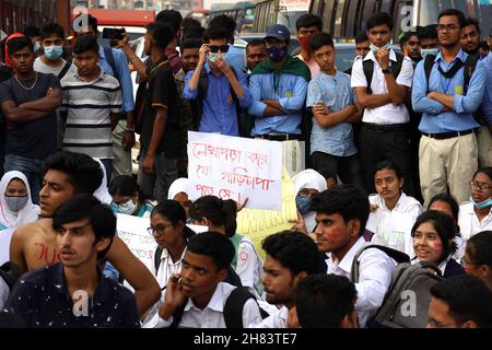 Dhaka, Dhaka, Bangladesh. 25 Nov 2021. Nayeem Hasan, studente del secondo anno del Notre Dame College, Dhaka è stato ucciso in un incidente stradale da un dumpster carrier truck della Dhaka South City Corporation mercoledì. In questo contesto, gli studenti di diversi college di Dhaka si sono presi sul posto per le strade per chiedere giustizia. Migliaia di studenti hanno bloccato alcuni punti principali della città di Dhaka per richiedere la sicurezza stradale. Il loro movimento continuerà fino a quando non verrà presa una decisione dal governo. (Credit Image: © Syed Mahabubul Kader/Pacific Press via ZUMA Press Wire) Foto Stock