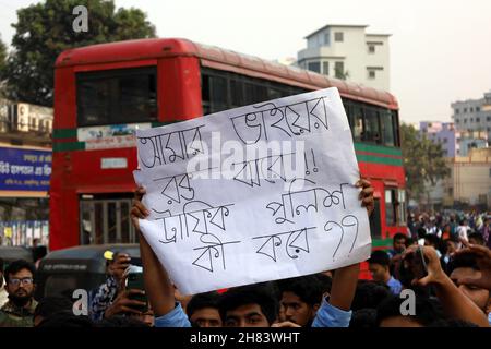 Dhaka, Dhaka, Bangladesh. 25 Nov 2021. Nayeem Hasan, studente del secondo anno del Notre Dame College, Dhaka è stato ucciso in un incidente stradale da un dumpster carrier truck della Dhaka South City Corporation mercoledì. In questo contesto, gli studenti di diversi college di Dhaka si sono presi sul posto per le strade per chiedere giustizia. Migliaia di studenti hanno bloccato alcuni punti principali della città di Dhaka per richiedere la sicurezza stradale. Il loro movimento continuerà fino a quando non verrà presa una decisione dal governo. (Credit Image: © Syed Mahabubul Kader/Pacific Press via ZUMA Press Wire) Foto Stock