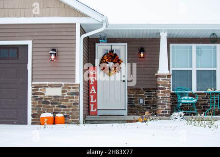 Casa residenziale decorata per l'autunno con neve al suolo, orizzontale Foto Stock