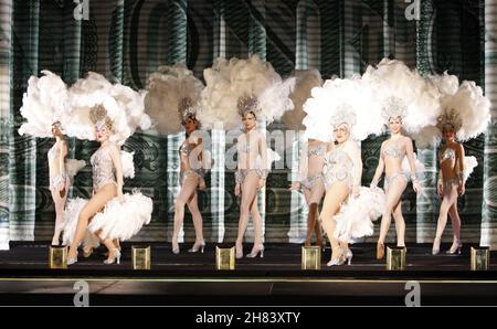 CANDIDE music: Leonard Bernstein lyrics: Richard Wilbur, Stephen Sondheim, John Latouche, Lillian Hellman, Dorothy Parker & Leonard Bernstein libro adattato da Voltaire da Hugh Wheeler liberamente adattato da Robert Carsen & Ian Burton Set design: Costumi di Michael Levine: Buki Shiff illuminazione: Robert Carsen & Peter Van Praet coreografia : Rob Ashford regista: Robert Carsen Anteriore sinistra: Anna Christy (Cunegonde) destra: Beverley Klein (Old Lady) English National Opera (ENO) / London Coliseum WC2 25/06/2008 Foto Stock