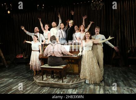 L'azienda in INTO THE WOODS apre alla fabbrica di cioccolato Menier, Londra SE1 il 12/07/2016 a Fiasco Theatre produzione musica e testi: Stephen Sondheim libro di James Lapine Set design: Derek McLane costumi: Whitney Locher; Lighting design: Christopher Akerlind coreografo: Lisa Shriver regista: Noah Brody © Donald Cooper/PhotoStage donald.cooper@mac.com Ref/0110 Foto Stock