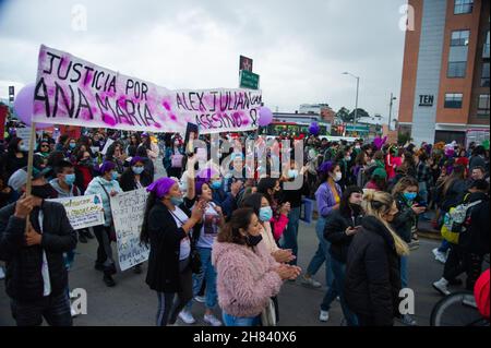 Le donne partecipano alla Giornata Internazionale per l'eliminazione della violenza contro le donne, che si terrà a Bogotà, Colombia, il 25 novembre 2021. Foto Stock