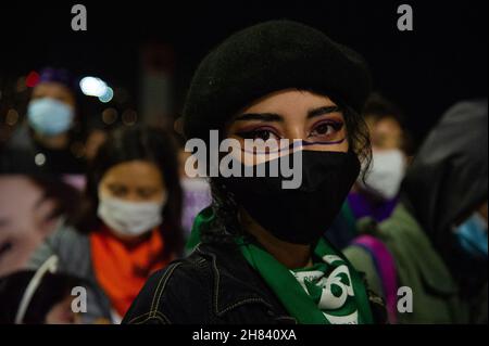 Le donne partecipano alla Giornata Internazionale per l'eliminazione della violenza contro le donne, che si terrà a Bogotà, Colombia, il 25 novembre 2021. Foto Stock