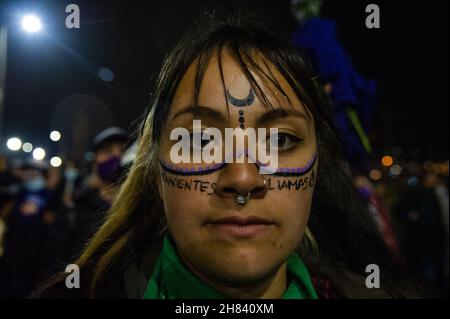 Le donne partecipano alla Giornata Internazionale per l'eliminazione della violenza contro le donne, che si terrà a Bogotà, Colombia, il 25 novembre 2021. Foto Stock