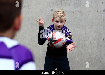 Londra, Regno Unito. 27 novembre 2021. 27 novembre 2021; Twickenham, Londra, Inghilterra, Autumn Series International Rugby, Barbarians / Samoa: Coppia di tifosi di Rugby che passano la palla fuori Twickenham Stadium Credit: Action Plus Sports Images/Alamy Live News Foto Stock