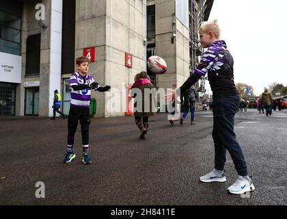 Londra, Regno Unito. 27 novembre 2021. 27 novembre 2021; Twickenham, Londra, Inghilterra, Autumn Series International Rugby, Barbarians / Samoa: Coppia di tifosi di Rugby che passano la palla fuori Twickenham Stadium Credit: Action Plus Sports Images/Alamy Live News Foto Stock