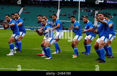 Londra, Regno Unito. 27 novembre 2021. LONDRA, INGHILTERRA - NOVEMBRE 27: Samoa Team che fa l'Haka durante la partita della Killik Cup tra Barbariani e Samoa al Twickenham Stadium il 27 Novembre 2021 a Londra, Inghilterra Credit: Action Foto Sport/Alamy Live News Foto Stock