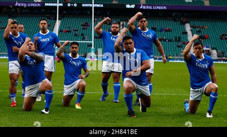Londra, Regno Unito. 27 novembre 2021. LONDRA, INGHILTERRA - NOVEMBRE 27: Samoa Team che fa l'Haka durante la partita della Killik Cup tra Barbariani e Samoa al Twickenham Stadium il 27 Novembre 2021 a Londra, Inghilterra Credit: Action Foto Sport/Alamy Live News Foto Stock