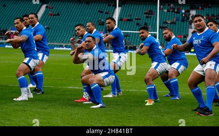 Londra, Regno Unito. 27 novembre 2021. LONDRA, INGHILTERRA - NOVEMBRE 27: Samoa Team che fa l'Haka durante la partita della Killik Cup tra Barbariani e Samoa al Twickenham Stadium il 27 Novembre 2021 a Londra, Inghilterra Credit: Action Foto Sport/Alamy Live News Foto Stock