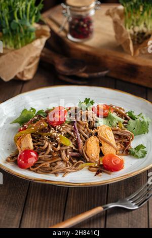 Tagliatelle di soba di grano saraceno con wok di pollo Foto Stock