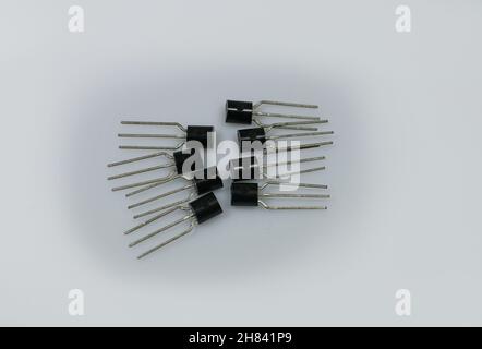 Transistor. Componenti elettronici. Isolato su bianco. Foto Stock