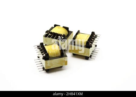 Trasformatore dell'interruttore di alimentazione isolato su bianco Foto Stock