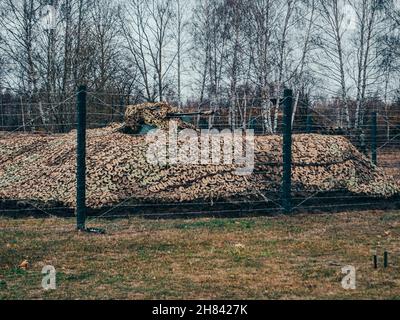 Kazan, Russia. 08 novembre 2021. Howitzer dietro filo spinato, coperto con mimetizzazione mimetismo Esercito Esercizi dei paesi dell'Organizzazione del Trattato di sicurezza collettivo Foto Stock