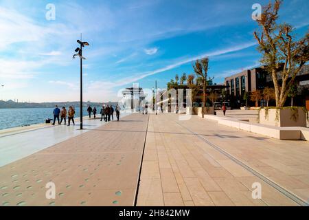 Galataport di Istanbul. Ampia vista del porto di Galataport con persone a piedi e una nave da crociera sullo sfondo. Istanbul Turchia - 11.13.2021 Foto Stock