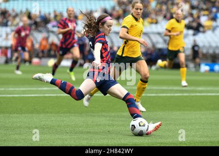 Sydney, Australia. 27 novembre 2021. 27 novembre 2021; stadio Australia, Sydney, nuovo Galles del Sud, Australia; Womens International Football friendly, Australia contro USA; Rose Lavelle degli Stati Uniti attraversa la palla credito: Action Plus Sports Images/Alamy Live News Foto Stock