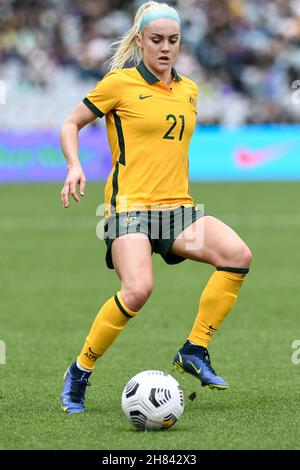 Sydney, Australia. 27 novembre 2021. 27 novembre 2021; stadio Australia, Sydney, nuovo Galles del Sud, Australia; Womens International Football friendly, Australia vs USA; Ellie Carpenter of Australia controlla la palla Credit: Action Plus Sports Images/Alamy Live News Foto Stock