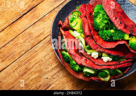 Piatto di frittelle di barbabietole farcite di verdure. Panini con pancake. Spazio di copia Foto Stock