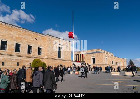 Ankara, Turchia - novembre 10 2021: In questo giorno, che è l'anniversario della morte di Ataturk, il popolo turco visita Anıtkabir, e la bandiera turca è stato Foto Stock