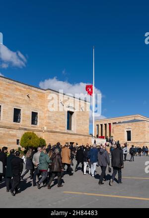 Ankara, Turchia - novembre 10 2021: In questo giorno, che è l'anniversario della morte di Ataturk, il popolo turco visita Anıtkabir, e la bandiera turca è stato Foto Stock