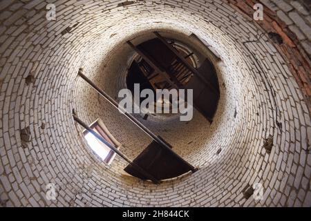 Torre in mattoni abbandonata dalla vista interna Foto Stock