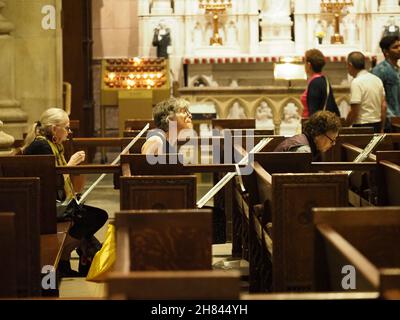 Persone che fanno schizzi dell'interno della Cattedrale di San Patrizio a New York. Foto Stock