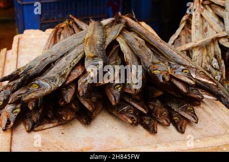 Pesce fresco essiccato è tenuto per la vendita Foto Stock