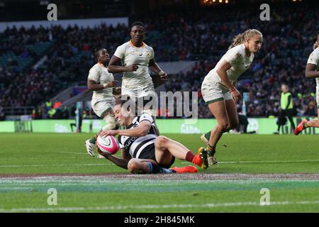 Twickenham, Regno Unito. 27 novembre 2021. Rhona Lloyd (SCO) di Barbarians Women segna un tentativo di renderla 24-0 e festeggia durante la partita della Donna Killick Cup tra Barbarians Women e Springbok Women's XV al Twickenham Stadium, Twickenham, Regno Unito, il 27 novembre 2021. Foto di Ken Sparks. Solo per uso editoriale, licenza richiesta per uso commerciale. Nessun utilizzo nelle scommesse, nei giochi o nelle pubblicazioni di un singolo club/campionato/giocatore. Credit: UK Sports Pics Ltd/Alamy Live News Foto Stock