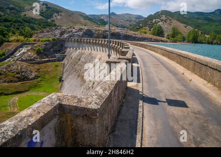 Diga. Serbatoio di Ruesga, provincia di Palencia, Castilla Leon, Spagna. Foto Stock