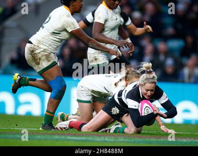 Londra, Regno Unito. 27 novembre 2021. LONDRA, INGHILTERRA - NOVEMBRE 27: Sonia Green (Saracens) di Barbariani passa per la sua prova durante la partita di Killik Cup tra Barbarians Women e SpringBox Women XV al Twickenham Stadium il 27 Novembre 2021 a Londra, Inghilterra Credit: Action Foto Sport/Alamy Live News Foto Stock