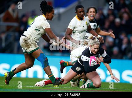 Londra, Regno Unito. 27 novembre 2021. LONDRA, INGHILTERRA - NOVEMBRE 27: Sonia Green (Saracens) di Barbariani passa per la sua prova durante la partita di Killik Cup tra Barbarians Women e SpringBox Women XV al Twickenham Stadium il 27 Novembre 2021 a Londra, Inghilterra Credit: Action Foto Sport/Alamy Live News Foto Stock