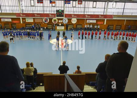 Cheb, Repubblica Ceca. 27 novembre 2021. La partita femminile di pallamano amichevole Repubblica Ceca vs Islanda a Cheb, Repubblica Ceca, 27 novembre 2021. Credit: Slavomir Kubes/CTK Photo/Alamy Live News Foto Stock