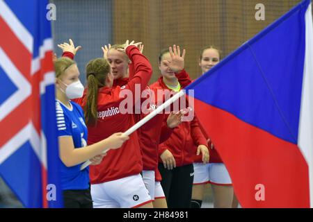 Cheb, Repubblica Ceca. 27 novembre 2021. La partita femminile di pallamano amichevole Repubblica Ceca vs Islanda a Cheb, Repubblica Ceca, 27 novembre 2021. Credit: Slavomir Kubes/CTK Photo/Alamy Live News Foto Stock