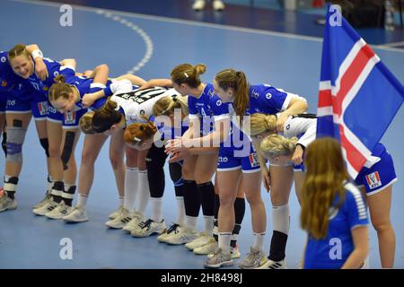 Cheb, Repubblica Ceca. 27 novembre 2021. La partita femminile di pallamano amichevole Repubblica Ceca vs Islanda a Cheb, Repubblica Ceca, 27 novembre 2021. Credit: Slavomir Kubes/CTK Photo/Alamy Live News Foto Stock