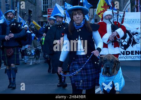 Edimburgo Scozia, Regno Unito novembre 27 2021. I sostenitori dell'indipendenza scozzese marciano attraverso la città fino al Parlamento scozzese. Credit sst/alamy live news Foto Stock