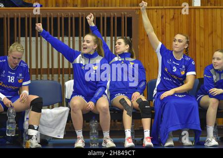 Cheb, Repubblica Ceca. 27 novembre 2021. La partita femminile di pallamano amichevole Repubblica Ceca vs Islanda a Cheb, Repubblica Ceca, 27 novembre 2021. Credit: Slavomir Kubes/CTK Photo/Alamy Live News Foto Stock