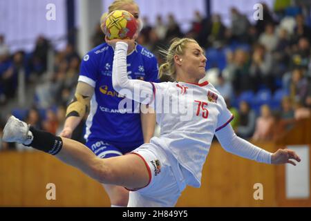 Cheb, Repubblica Ceca. 27 novembre 2021. Michaela Holanova di ceco in azione durante la partita femminile di pallamano amichevole Repubblica Ceca contro Islanda a Cheb, Repubblica Ceca, 27 novembre 2021. Credit: Slavomir Kubes/CTK Photo/Alamy Live News Foto Stock