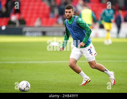 Tommy Smith di Stoke City si scalda prima del calcio d'inizio prima della partita dello Sky Bet Championship al bet365 Stadium, Stoke-on-Trent. Data foto: Sabato 27 novembre 2021. Foto Stock