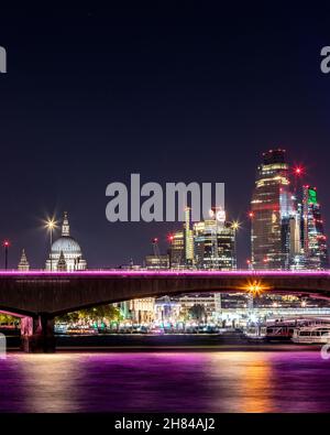 Una vista dello skyline di Londra di notte che mostra la cattedrale di st appalls, la torre 42, il grate di formaggio e il ponte di Waterloo che attraversa il fiume tamigi. Foto Stock