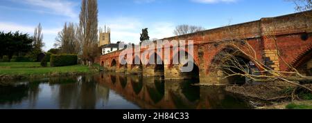 Ponte sul fiume Great Ouse, Great Barford Village, Bedfordshire, Inghilterra, Regno Unito Foto Stock