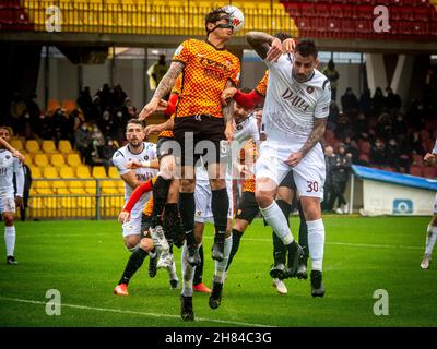 Benevento, Italia. 27 novembre 2021. Gianluca Lapadula (Benevento) colpo di testa durante Benevento Calcio vs Reggina 1914, partita di calcio italiana Serie B a Benevento, Italia, Novembre 27 2021 Credit: Independent Photo Agency/Alamy Live News Foto Stock