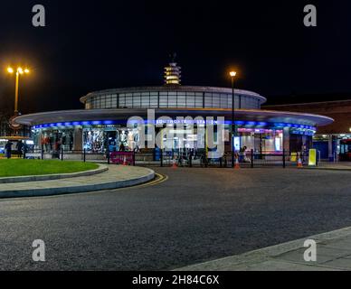 Una foto notturna della stazione della metropolitana di Southgate con la strada in primo piano. La stazione è una stazione Art Deco progettata da Charles Holden. Linea Piccadilly Foto Stock