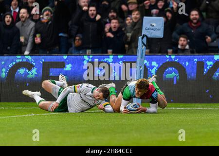 Londra, Regno Unito. 27 novembre 2021. Oscar Beard of Harlequins fa una prova durante la Gallagher Premiership Rugby Round 9 Match tra Harlequins vs London Irish al Twickenham Stoop Stadium sabato 27 novembre 2021. LONDRA INGHILTERRA. Credit: Taka G Wu/Alamy Live News Foto Stock