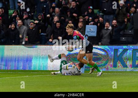 Londra, Regno Unito. 27 novembre 2021. Oscar Beard of Harlequins festeggia il punteggio di una prova durante la Gallagher Premiership Rugby Round 9 Match tra Harlequins vs London Irish al Twickenham Stoop Stadium sabato 27 novembre 2021. LONDRA INGHILTERRA. Credit: Taka G Wu/Alamy Live News Foto Stock