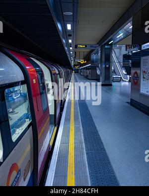 Treno della metropolitana parcheggiato nella stazione della metropolitana di Battersea sulla Northern Line della metropolitana di Londra. Prolunga Northern Line Foto Stock